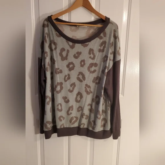 Leopard Print Crew Neck Sweater - Picture 2 of 3